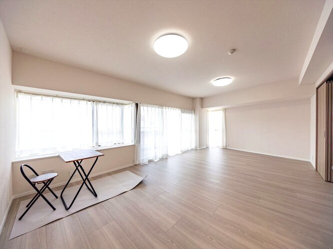 南西向き18帖超の開放感あふれるLDK。6階部分ならではの陽当りと心地よい風、広がる眺望が日常を明るく彩り、ゆったりとくつろげる家族の中心空間です。 南西向き18帖超の開放感あふれるLDK。6階部分ならではの陽当りと心地よい風、広がる眺望が日常を明るく彩り、ゆったりとくつろげる家族の中心空間です。