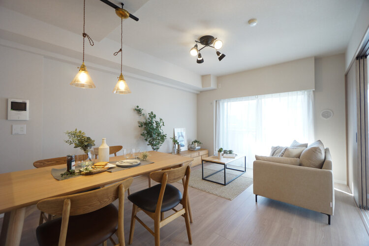 ほっと一息つけるような、安心できる空間です♪シンプルな内装は、ニーズが変わってもご活用頂けそうです。※家具はディスプレイです ほっと一息つけるような、安心できる空間です♪シンプルな内装は、ニーズが変わってもご活用頂けそうです。※家具はディスプレイです