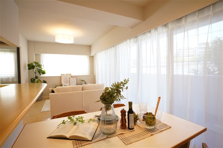 ほっと一息つけるような、安心できる空間です♪シンプルな内装は、ニーズが変わってもご活用頂けそうです。※家具はディスプレイです ほっと一息つけるような、安心できる空間です♪シンプルな内装は、ニーズが変わってもご活用頂けそうです。※家具はディスプレイです