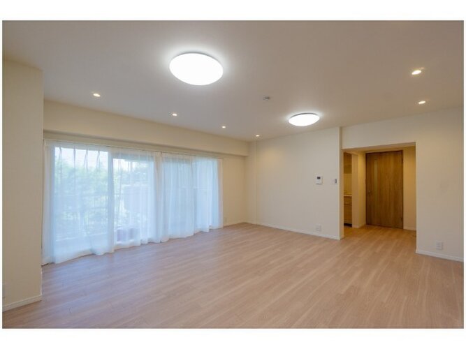 お部屋の形が綺麗なリビングの為、テーブルやソファなどの家具を一通り置くことができそうです♪ お部屋の形が綺麗なリビングの為、テーブルやソファなどの家具を一通り置くことができそうです♪