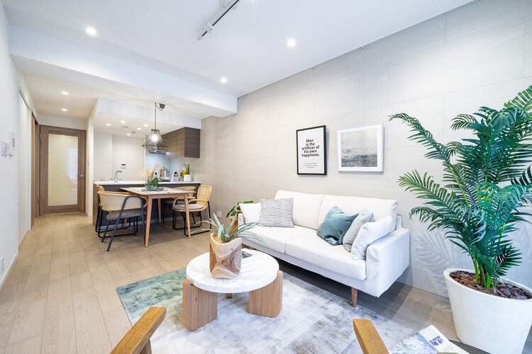 上質な木の温もりが安らぎと癒しの空間を演出するリビングダイニングです。上品で落ち着いた雰囲気を醸し出す石の流れ目が特徴のタイルを壁に施しました。 上質な木の温もりが安らぎと癒しの空間を演出するリビングダイニングです。上品で落ち着いた雰囲気を醸し出す石の流れ目が特徴のタイルを壁に施しました。