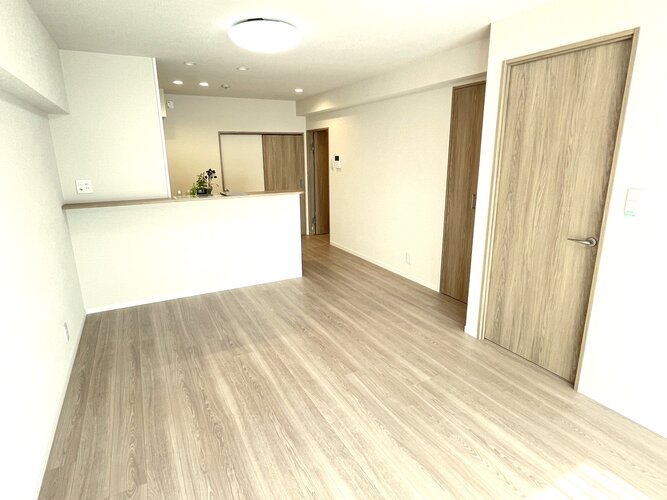 LDKには内窓が設置され、断熱性や防音性にも配慮されています。リノベーション済みのため室内はまるで新築のような美しさ。エアコン先行配管済みで、入居後もスムーズに新生活をスタートできます。 LDKには内窓が設置され、断熱性や防音性にも配慮されています。リノベーション済みのため室内はまるで新築のような美しさ。エアコン先行配管済みで、入居後もスムーズに新生活をスタートできます。