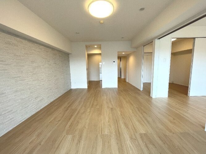 採光とライト使いで演出される落ち着きのある空間。ゆったりと伸びやかな時を過ごせそうです。