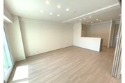 落ち着きのあるフローリングと清潔感のあるクロスが心和む空間を作り出しています。