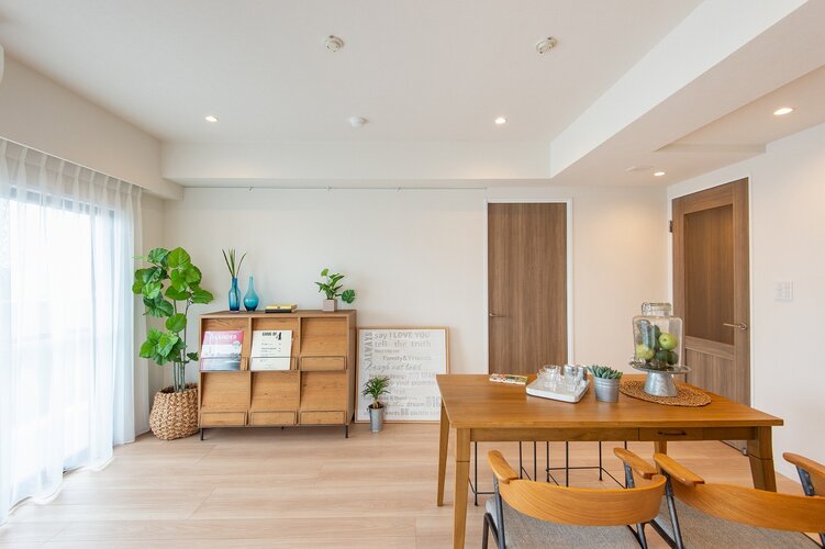 南向きのリビングダイニング(約11.9帖)です。明るい色合いのフローリングのため、どんな家具にも合います。 南向きのリビングダイニング(約11.9帖)です。明るい色合いのフローリングのため、どんな家具にも合います。