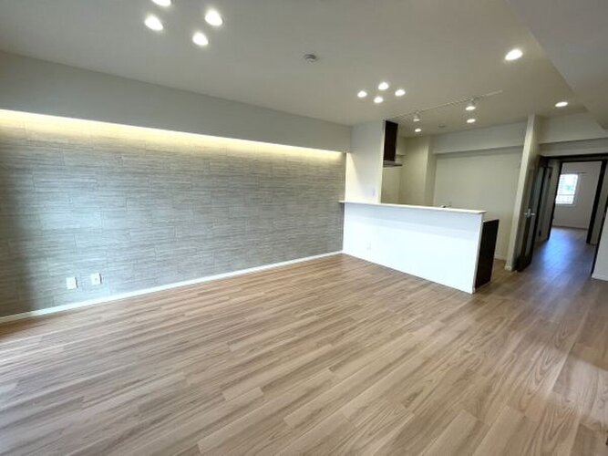 広々とした開放感を感じるLDK。思い思いに憩いの場所を作り上げていけそうです。 広々とした開放感を感じるLDK。思い思いに憩いの場所を作り上げていけそうです。