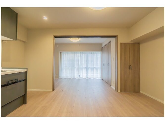 引き戸を全開にするとリビングの一部に。引き戸で仕切って独立したお部屋としても利用できます。 引き戸を全開にするとリビングの一部に。引き戸で仕切って独立したお部屋としても利用できます。