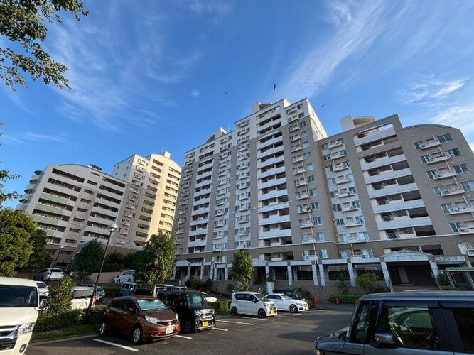 どこか余裕を感じさせるシャープなフォルムで佇む外観は、晴天の空と合わせる事で堂々たる趣を見せます。 どこか余裕を感じさせるシャープなフォルムで佇む外観は、晴天の空と合わせる事で堂々たる趣を見せます。