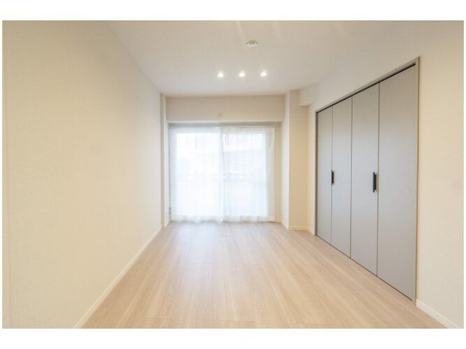 多くの光を取りこむＬＤＫは照明と質感の高いフローリングでスタイリシュに。より使いやすくより美しく♪