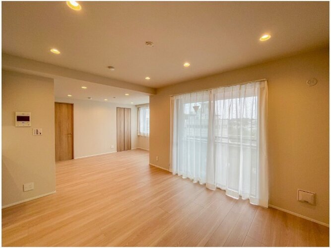 落ち着きのあるフローリングと清潔感のあるクロスが心和む空間を作り出しています。 落ち着きのあるフローリングと清潔感のあるクロスが心和む空間を作り出しています。