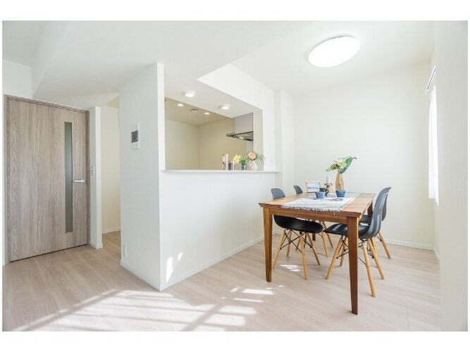 多くの光を取りこむＬＤＫは照明と質感の高いフローリングでスタイリシュに。より使いやすくより美しく♪