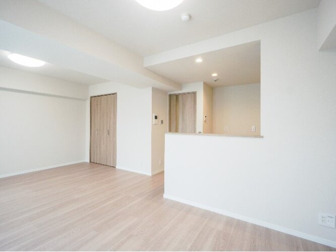 落ち着きのあるフローリングと清潔感のあるクロスが心和む空間を作り出しています。 落ち着きのあるフローリングと清潔感のあるクロスが心和む空間を作り出しています。