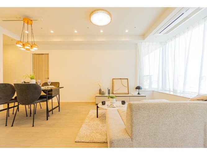 16帖のリビングの様子です。床暖房設置!※家具はディスプレイです。 16帖のリビングの様子です。床暖房設置!※家具はディスプレイです。