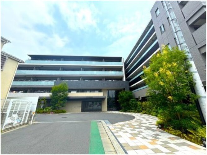 統一した色調でデザインされたマンションは周囲と調和した景観を生み出しています。