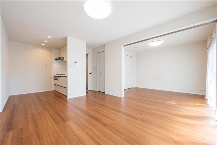 多くの光を取りこむLDKは照明と質感の高いフローリングでスタイリシュに。安らぎをもたらすリビングだからより使いやすく美しく♪ 多くの光を取りこむLDKは照明と質感の高いフローリングでスタイリシュに。安らぎをもたらすリビングだからより使いやすく美しく♪