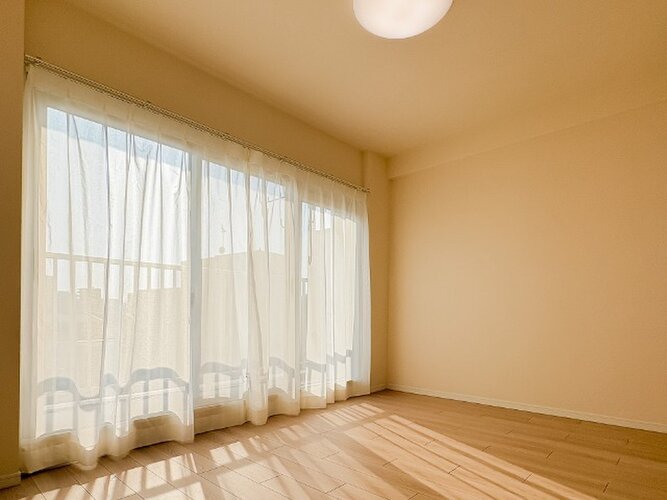 建物全体の雰囲気と合わせた色調と素材のリノベーション。居心地よくホッととできる空間です。 建物全体の雰囲気と合わせた色調と素材のリノベーション。居心地よくホッととできる空間です。