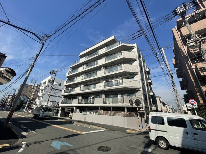 平成27年築、総戸数17戸のマンション。 平成27年築、総戸数17戸のマンション。