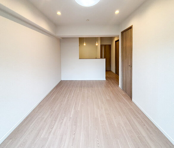 お部屋の形が綺麗なリビングの為、テーブルやソファなどの家具を一通り置くことができそうです♪ お部屋の形が綺麗なリビングの為、テーブルやソファなどの家具を一通り置くことができそうです♪