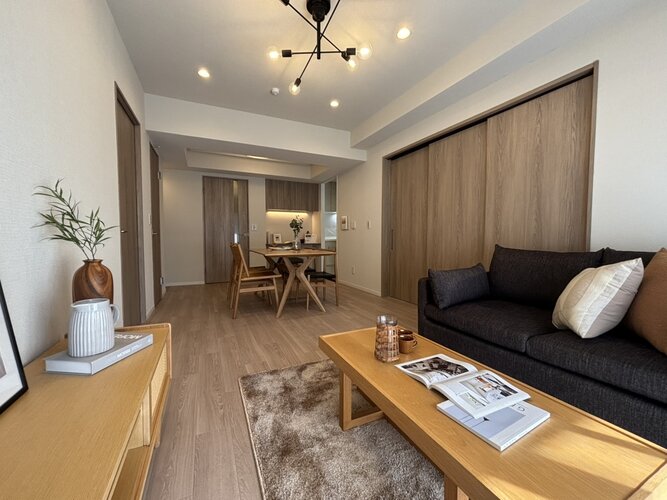 お部屋の形が綺麗なリビングの為、テーブルやソファなどの家具を一通り置くことができそうです♪ お部屋の形が綺麗なリビングの為、テーブルやソファなどの家具を一通り置くことができそうです♪