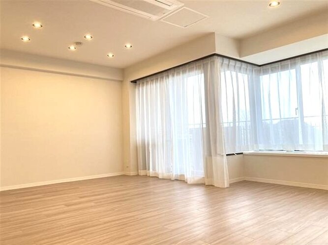 明るい風通しのよい空間のリビングダイニング。家具を置いても余裕を感じられる広さも魅力。ファミリーものびのび暮らせそうです。 明るい風通しのよい空間のリビングダイニング。家具を置いても余裕を感じられる広さも魅力。ファミリーものびのび暮らせそうです。