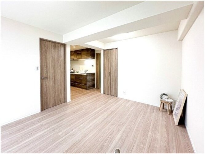 お部屋の形が綺麗なリビングの為、テーブルやソファなどの家具を一通り置くことができそうです♪