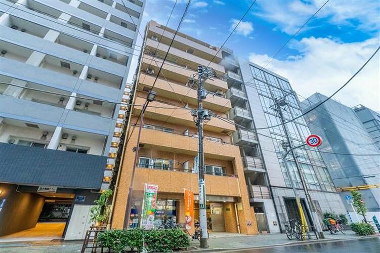 東京メトロ銀座線「浅草」駅より徒歩2分。仲見世通りまで徒歩6分。都市機能の利便性を感じられる立地に建つマンションです。