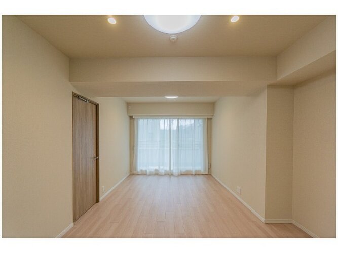 柔らかな色合いのフローリングと清潔感のあふれる白のクロスが明るい空間を創り出しているLDK。 柔らかな色合いのフローリングと清潔感のあふれる白のクロスが明るい空間を創り出しているLDK。