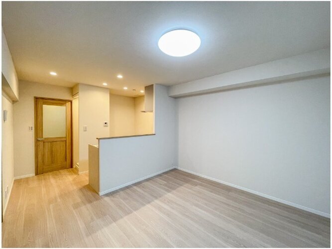 ほっと一息つけるような、安心できる空間です♪シンプルな内装は、ニーズが変わってもご活用頂けそうです。 ほっと一息つけるような、安心できる空間です♪シンプルな内装は、ニーズが変わってもご活用頂けそうです。