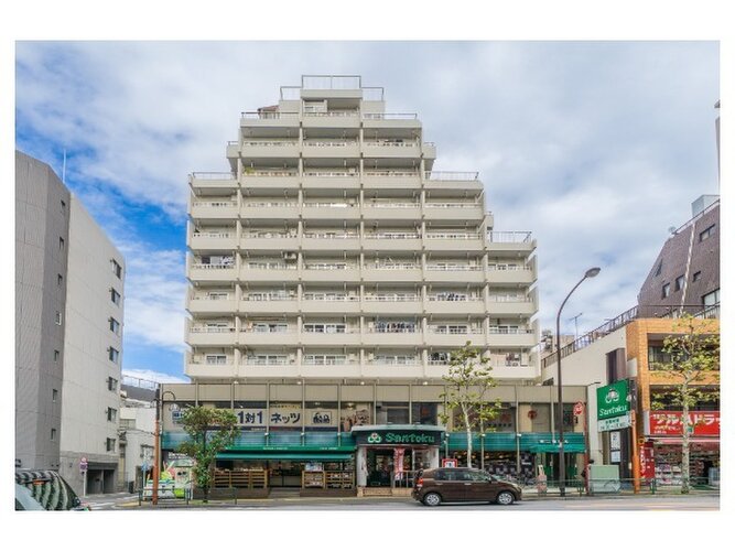 早稲田まで徒歩1分。1階にはスーパーがあり、日常生活便利な立地に佇むマンションです。