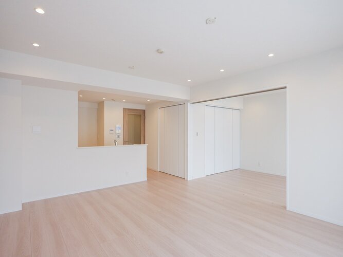 開放的で明るいリビング(16.2帖)です。床暖房を敷設しているので、寒い季節も足元からポカポカ暖かく快適です。 開放的で明るいリビング(16.2帖)です。床暖房を敷設しているので、寒い季節も足元からポカポカ暖かく快適です。