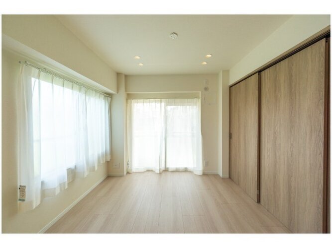 落ち着きのあるフローリングと清潔感のあるクロスが心和む空間を作り出しています。 落ち着きのあるフローリングと清潔感のあるクロスが心和む空間を作り出しています。