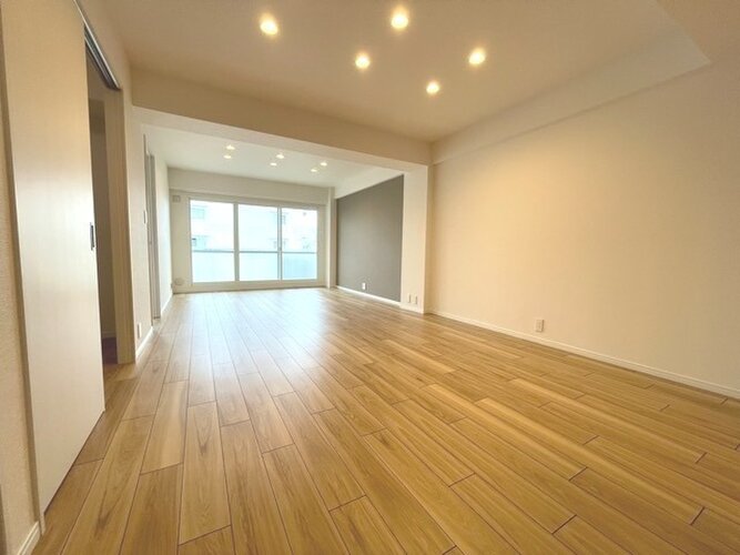 柔らかな色合いのフローリングと清潔感のあふれる白のクロスが明るい空間を創り出しているLDK。 柔らかな色合いのフローリングと清潔感のあふれる白のクロスが明るい空間を創り出しているLDK。