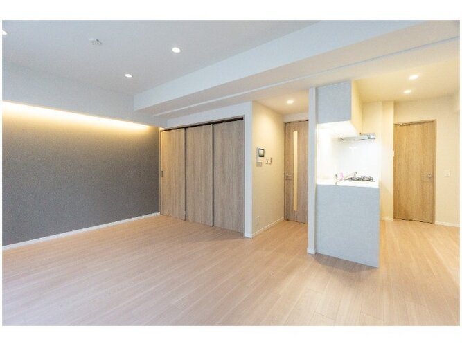 多くの光を取りこむLDKは照明と質感の高いフローリングでスタイリシュに。より使いやすくより美しく♪ 多くの光を取りこむLDKは照明と質感の高いフローリングでスタイリシュに。より使いやすくより美しく♪