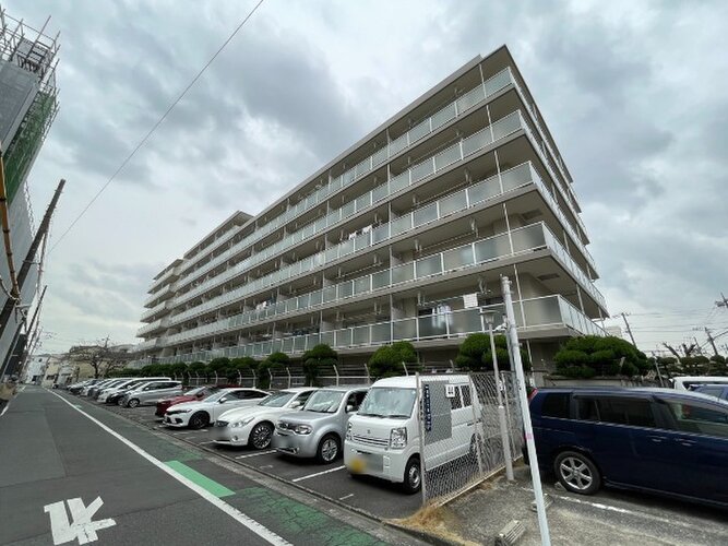 閑静な住宅街に佇むマンション。柔らかい色調とマットな素材が穏やかな雰囲気を奏でます。 閑静な住宅街に佇むマンション。柔らかい色調とマットな素材が穏やかな雰囲気を奏でます。