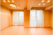 採光とライト使いで演出される落ち着きのある空間。ゆったりと伸びやかな時を過ごせそうです。 採光とライト使いで演出される落ち着きのある空間。ゆったりと伸びやかな時を過ごせそうです。
