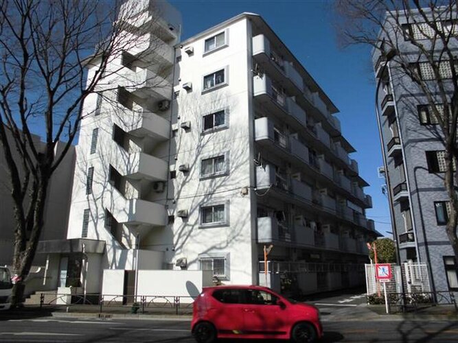 京王線「千歳烏山」駅まで徒歩12分。都市機能の利便性を感じられる立地に建つマンションです。 京王線「千歳烏山」駅まで徒歩12分。都市機能の利便性を感じられる立地に建つマンションです。