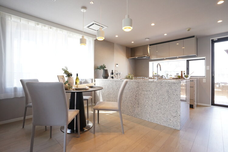 広々とした開放感を感じるLDK。思い思いに憩いの場所を作り上げていけそうです。※家具はディスプレイです 広々とした開放感を感じるLDK。思い思いに憩いの場所を作り上げていけそうです。※家具はディスプレイです