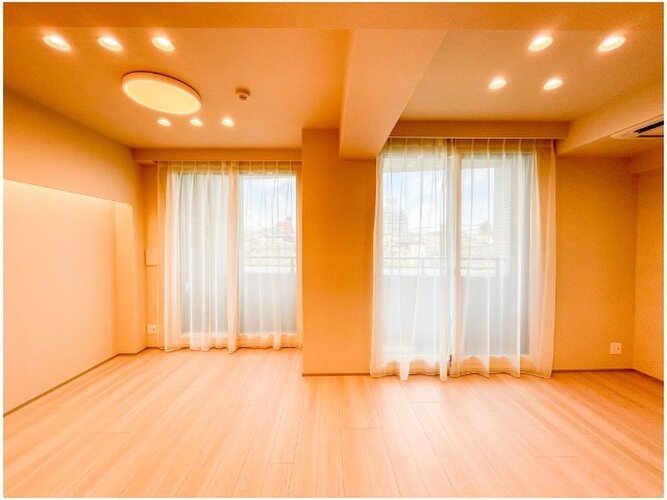 採光とライト使いで演出される落ち着きのある空間。ゆったりと伸びやかな時を過ごせそうです。 採光とライト使いで演出される落ち着きのある空間。ゆったりと伸びやかな時を過ごせそうです。