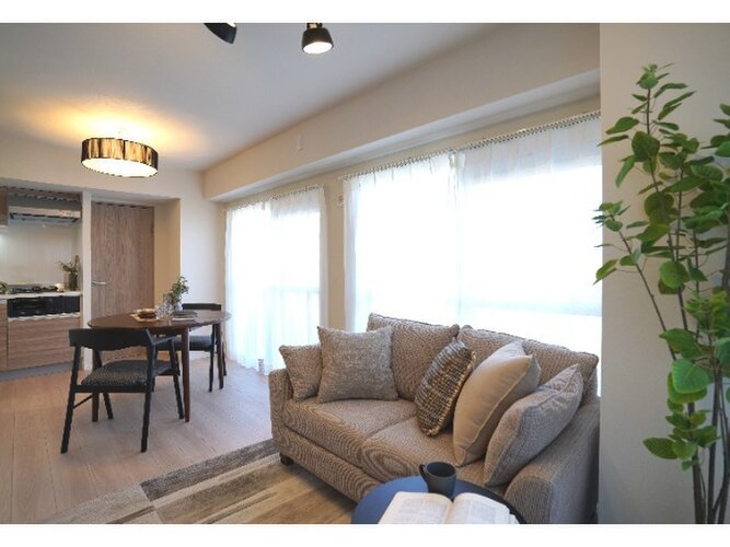 お部屋の形が綺麗なリビングの為、テーブルやソファなどの家具を一通り置くことができそうです♪