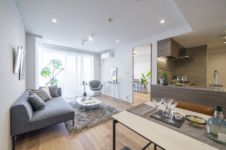 カーテンの向こうからめいっぱいの光が降り注ぎ、穏やかな時間の流れるリビングルームです。床暖房を敷設しているため通年快適な温度でお過ごしいただけます。 カーテンの向こうからめいっぱいの光が降り注ぎ、穏やかな時間の流れるリビングルームです。床暖房を敷設しているため通年快適な温度でお過ごしいただけます。