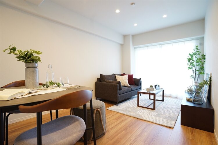 ゆったりくつろげる上質なリビングダイニングは、あなたの暮らしにより価値のある時間を演出してくれます。※家具はディスプレイです ゆったりくつろげる上質なリビングダイニングは、あなたの暮らしにより価値のある時間を演出してくれます。※家具はディスプレイです