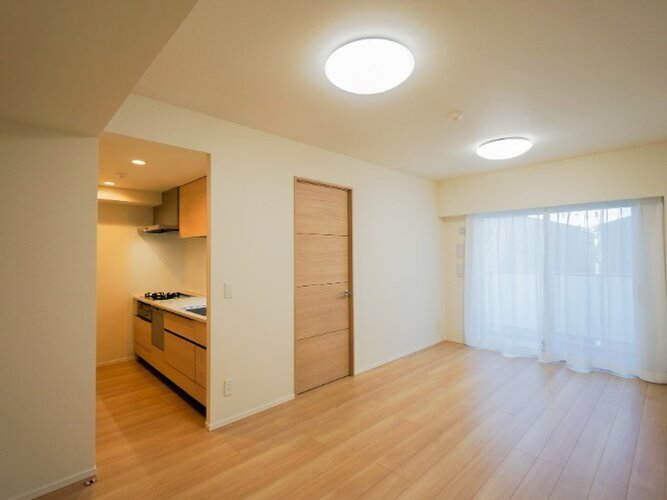 お部屋の形が綺麗なリビングの為、テーブルやソファなどの家具を一通り置くことができそうです♪ お部屋の形が綺麗なリビングの為、テーブルやソファなどの家具を一通り置くことができそうです♪