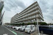 閑静な住宅街に佇むマンション。柔らかい色調とマットな素材が穏やかな雰囲気を奏でます。 閑静な住宅街に佇むマンション。柔らかい色調とマットな素材が穏やかな雰囲気を奏でます。