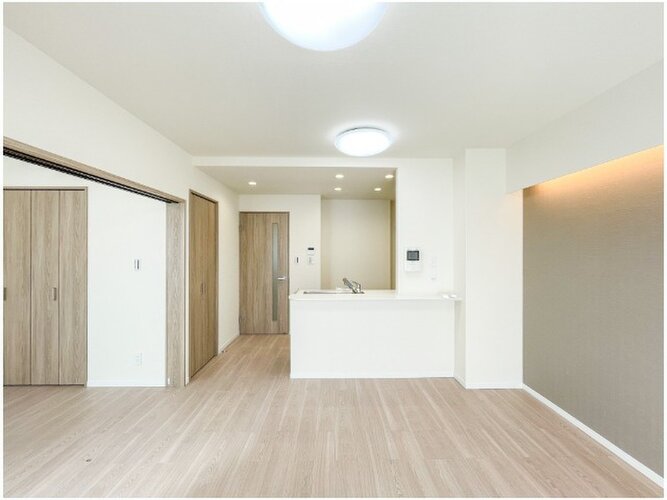 建物全体の雰囲気と合わせた色調と素材のリノベーション。居心地よくホッととできる空間です。