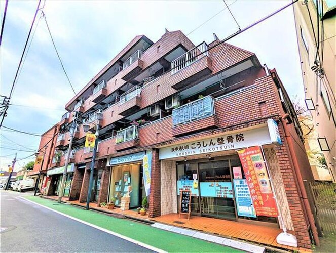 西武新宿線「上石神井」駅まで徒歩4分。都市機能の利便性を感じられる立地に建つマンションです。