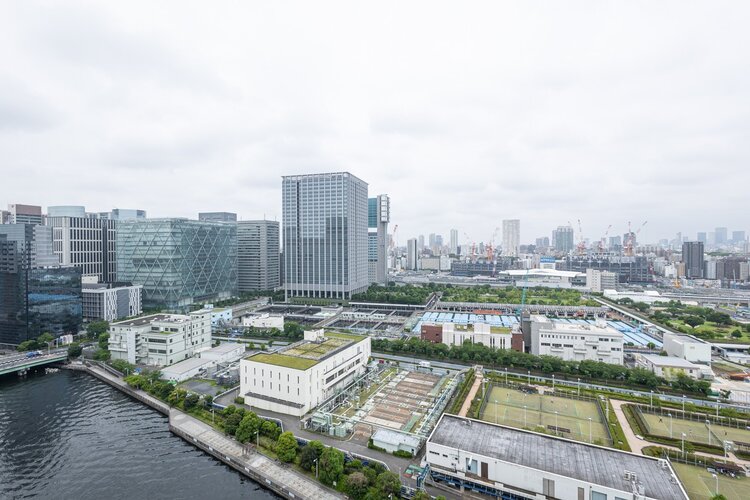 バルコニーからの運河を望む眺望です。凛とした空気が流れこみ、豊かな水と緑を感じられる気持ち良い景色が広がります。リゾートのような憩いのある日々が叶います バルコニーからの運河を望む眺望です。凛とした空気が流れこみ、豊かな水と緑を感じられる気持ち良い景色が広がります。リゾートのような憩いのある日々が叶います