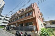 東中野駅まで徒歩3分。都市機能の利便性を感じられる立地に建つマンションです。 東中野駅まで徒歩3分。都市機能の利便性を感じられる立地に建つマンションです。