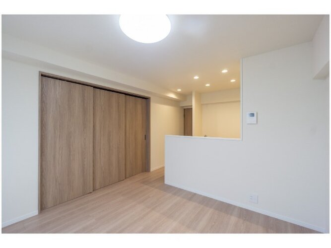 柔らかな色合いのフローリングと清潔感のあふれる白のクロスが明るい空間を創り出しているLDK。