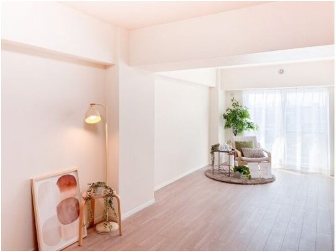 落ち着きのあるフローリングと清潔感のあるクロスが心和む空間を作り出しています。