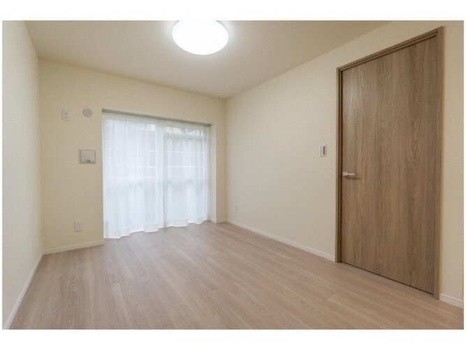 落ち着きのあるフローリングと清潔感のあるクロスが心和む空間を作り出しています。